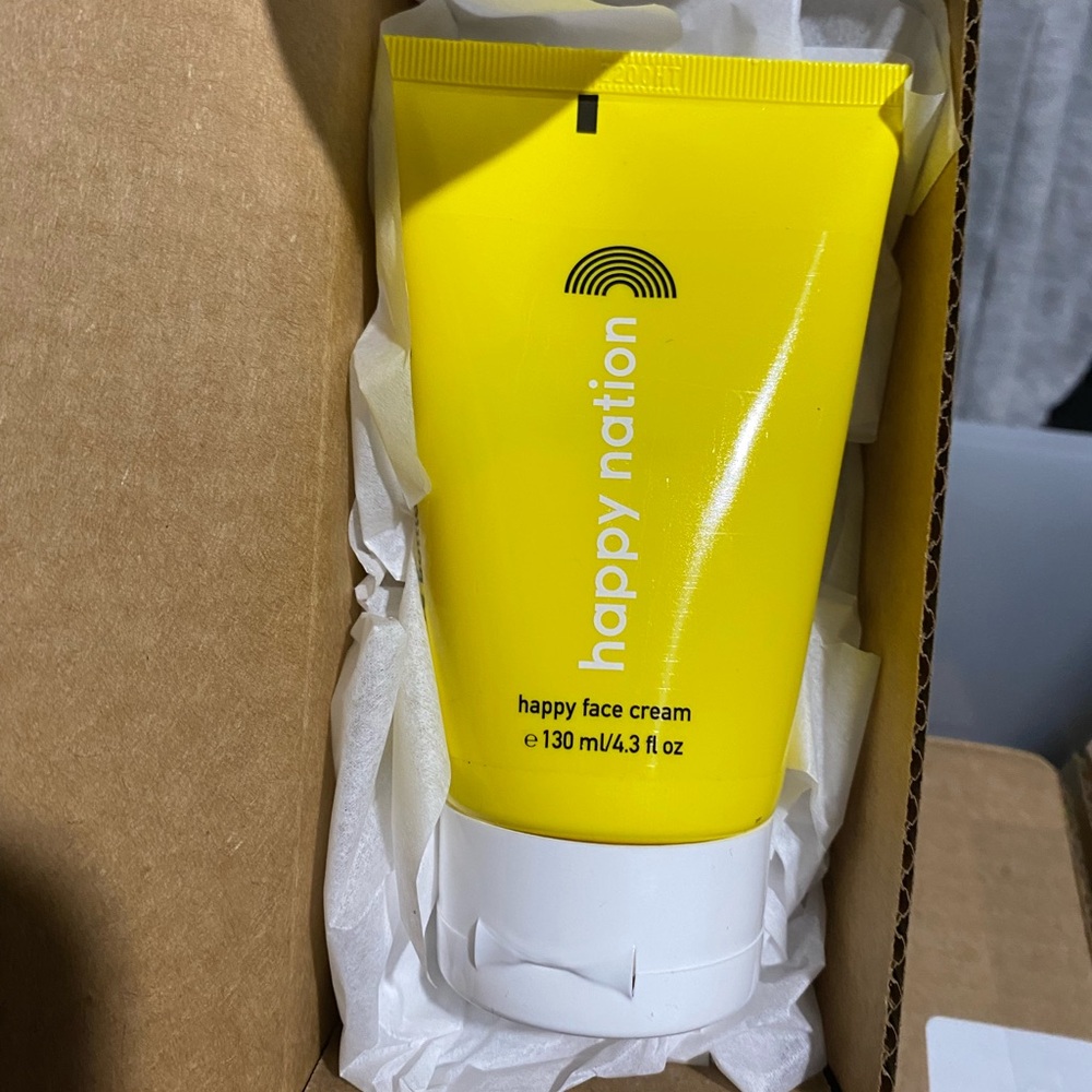 🆕 RESERVED VICTORIA’S SECRET BODY CARE Happy Nation Face Cream - Picture 5 of 6